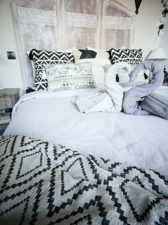 L'Oustalet Des Marres Bed and Breakfast Simiane-Collongue